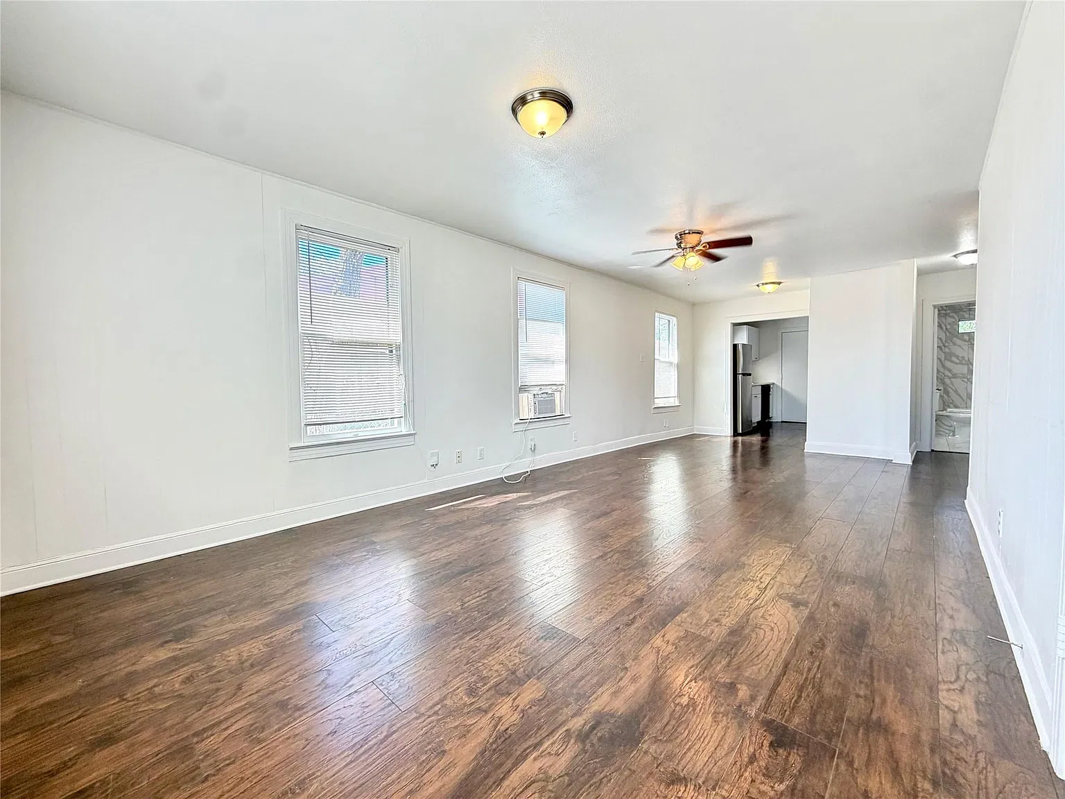 2 bed, 1.0 bath, 1008 sqft, $2,100 — Photo 3