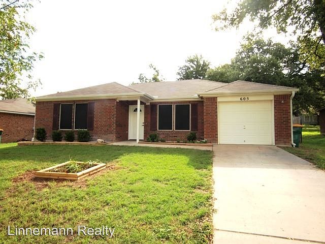 1st image of 605 Richardson Cir