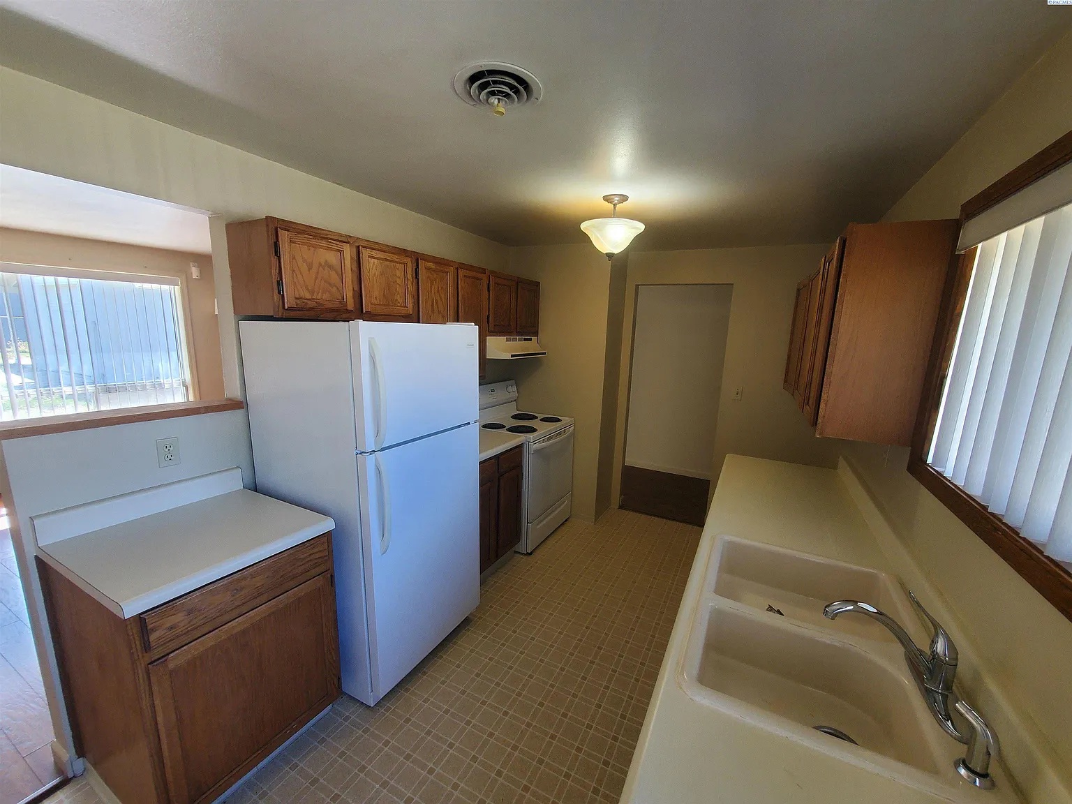 3 bed, 1.0 bath, 970 sqft, $1,850 — Photo 3