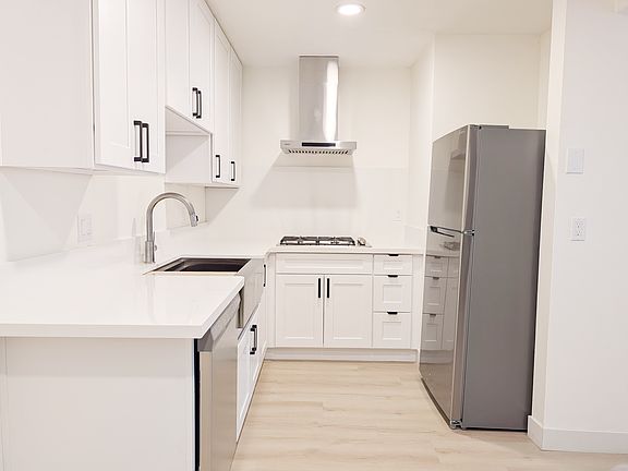 3rd image of 1101 W Macarthur Blvd Unit 170
