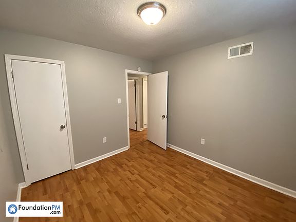5th image of 109 W Byfield Dr