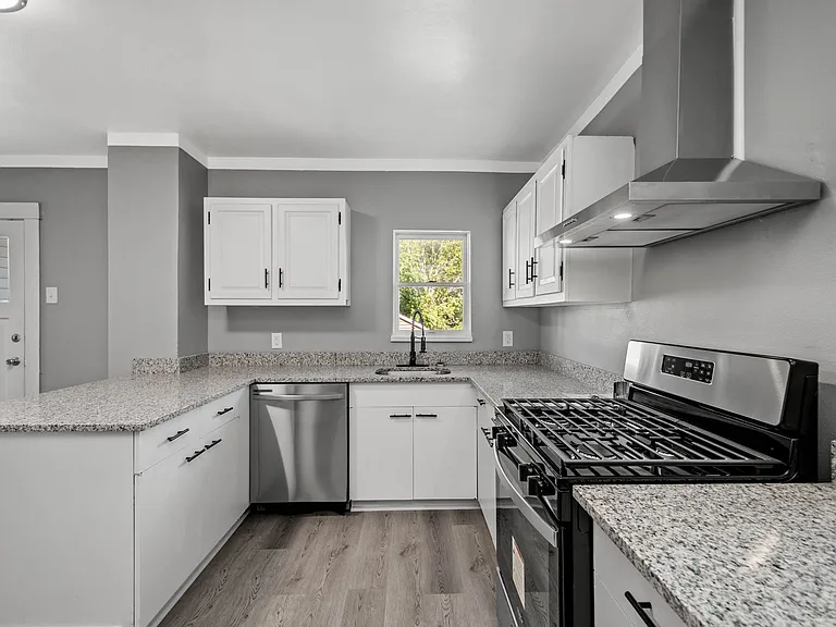 1744 Highland Ave — Photo 6