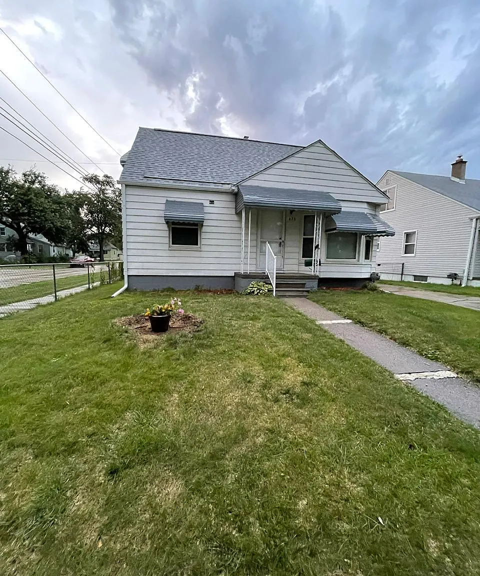 3 bed, 890 sqft, $1,700 — Photo 1