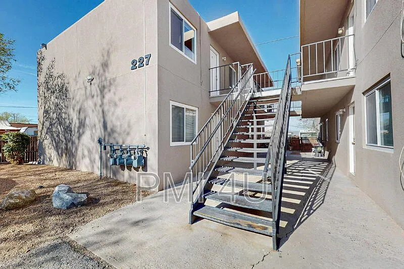 2 bed, 1.0 bath, 675 sqft, $800 — Photo 1