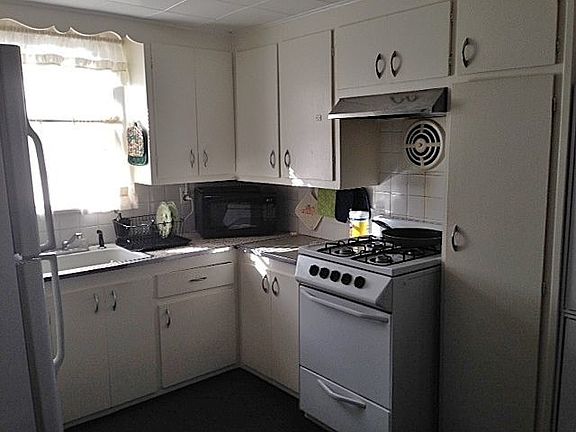 5th image of 15 Lexington Ct