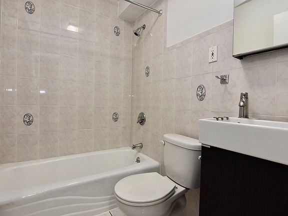 4th image of 26 E 127th St