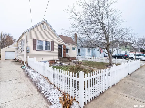 1012 S 6th St, Pekin, IL 61554