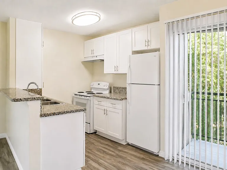 Reseda Gardens Apartments — Photo 10