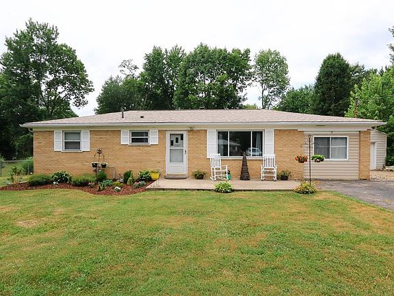 3rd image of 5567 Betty Ln