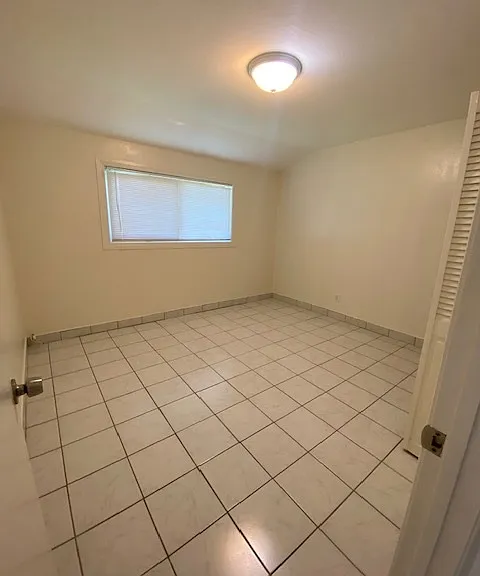 880 N Waverly St — Photo 12