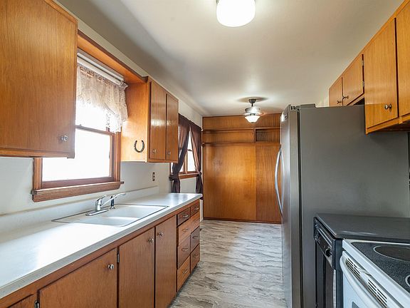 3rd image of 903 Sanders Dr