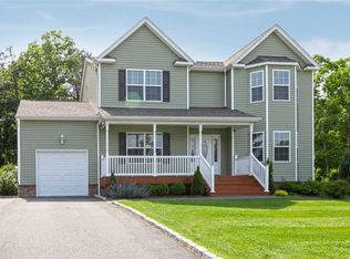 8 Kamoy Dr, Ridge, NY 11961