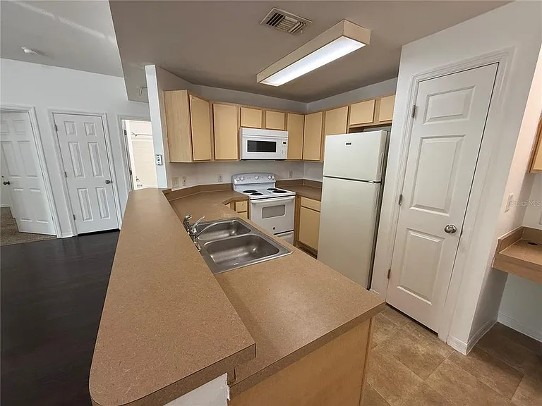 2015 Erving Cir #102 — Photo 4