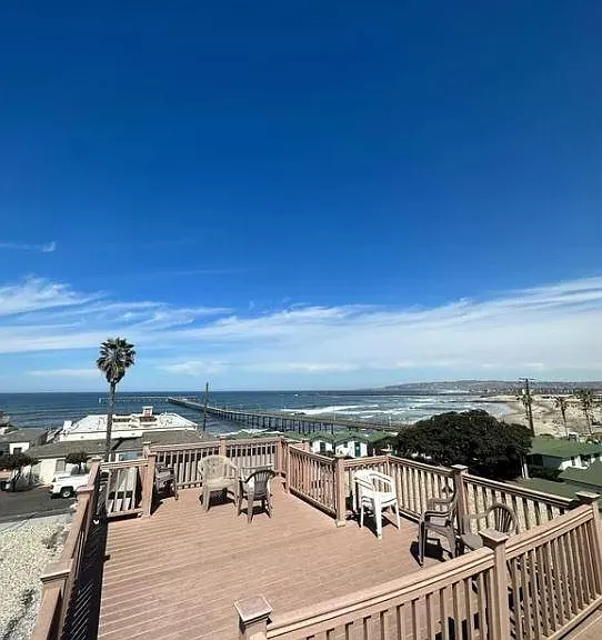 La Pacifica Apartments — Photo 2