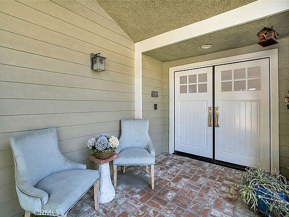 3rd image of 869 Admiral Ct