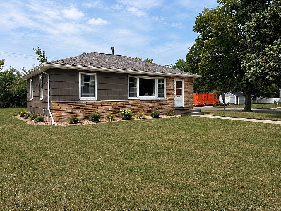 Front of home East side, lots of sun light