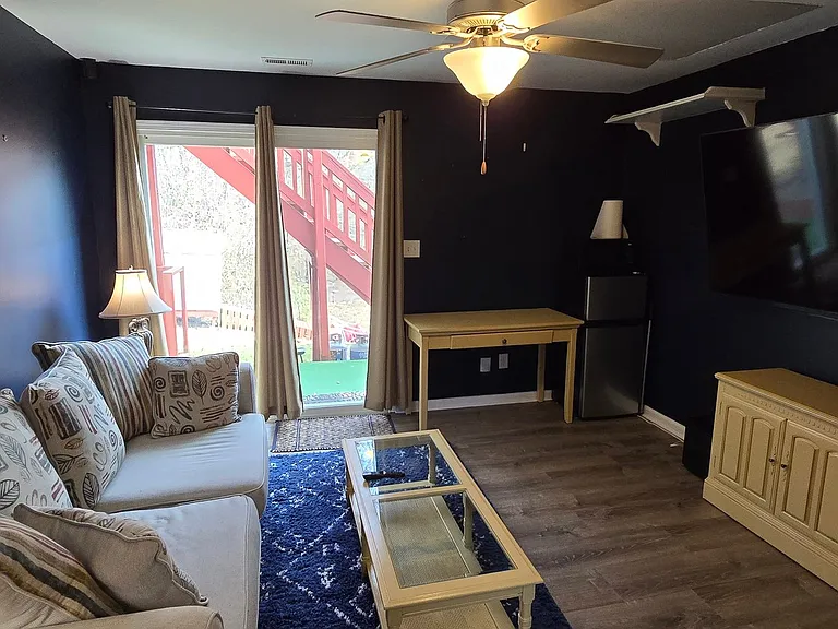 1610 Oak Knoll Ln #B — Photo 6