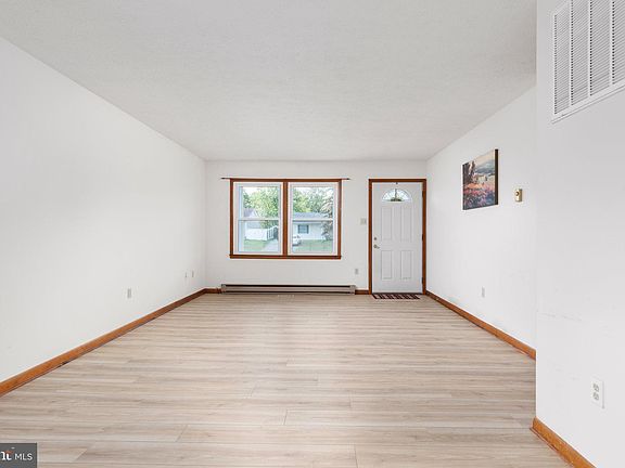 5th image of 218 Somerset Dr