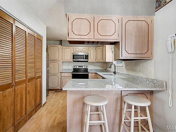 5th image of 887 Woodridge Dr