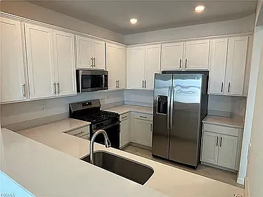 3 bed, 2.5 bath, 1879 sqft, $2,100 — Photo 3