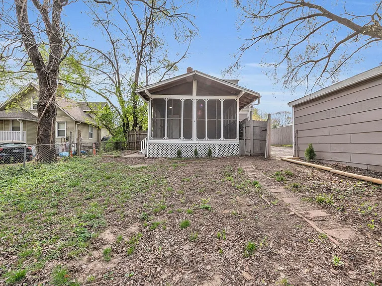 2110 S Sterling Ave — Photo 27