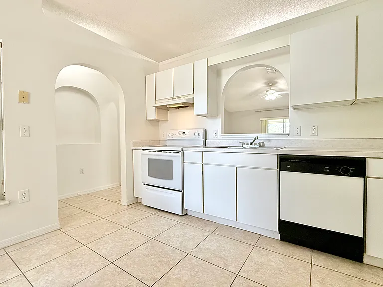 4100 Mendenwood Ln — Photo 7