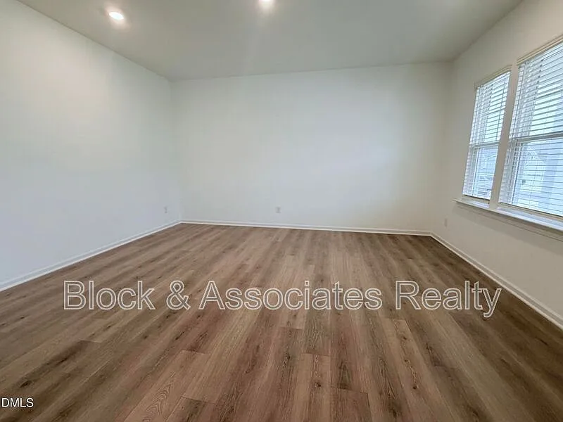 4 bed, 3.5 bath, 11325 sqft, $2,475 — Photo 4