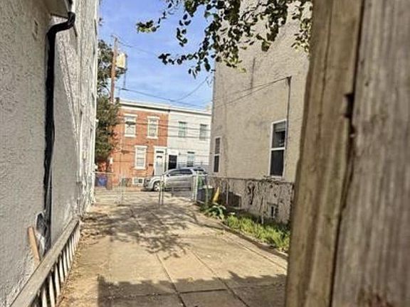 4th image of 193 Dupont St