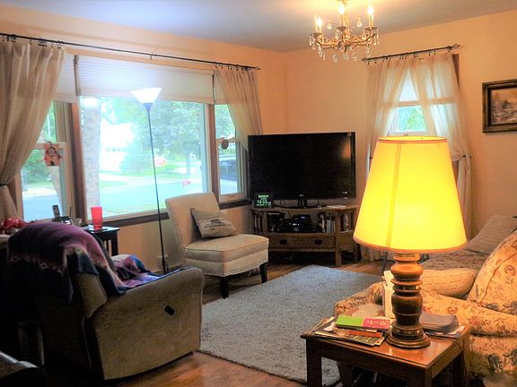 Lots of windows in the front room, lots of sunshine and views to the street