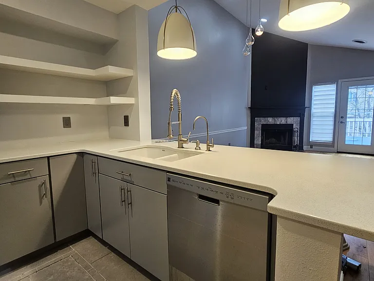 918 Harbor House Dr — Photo 2