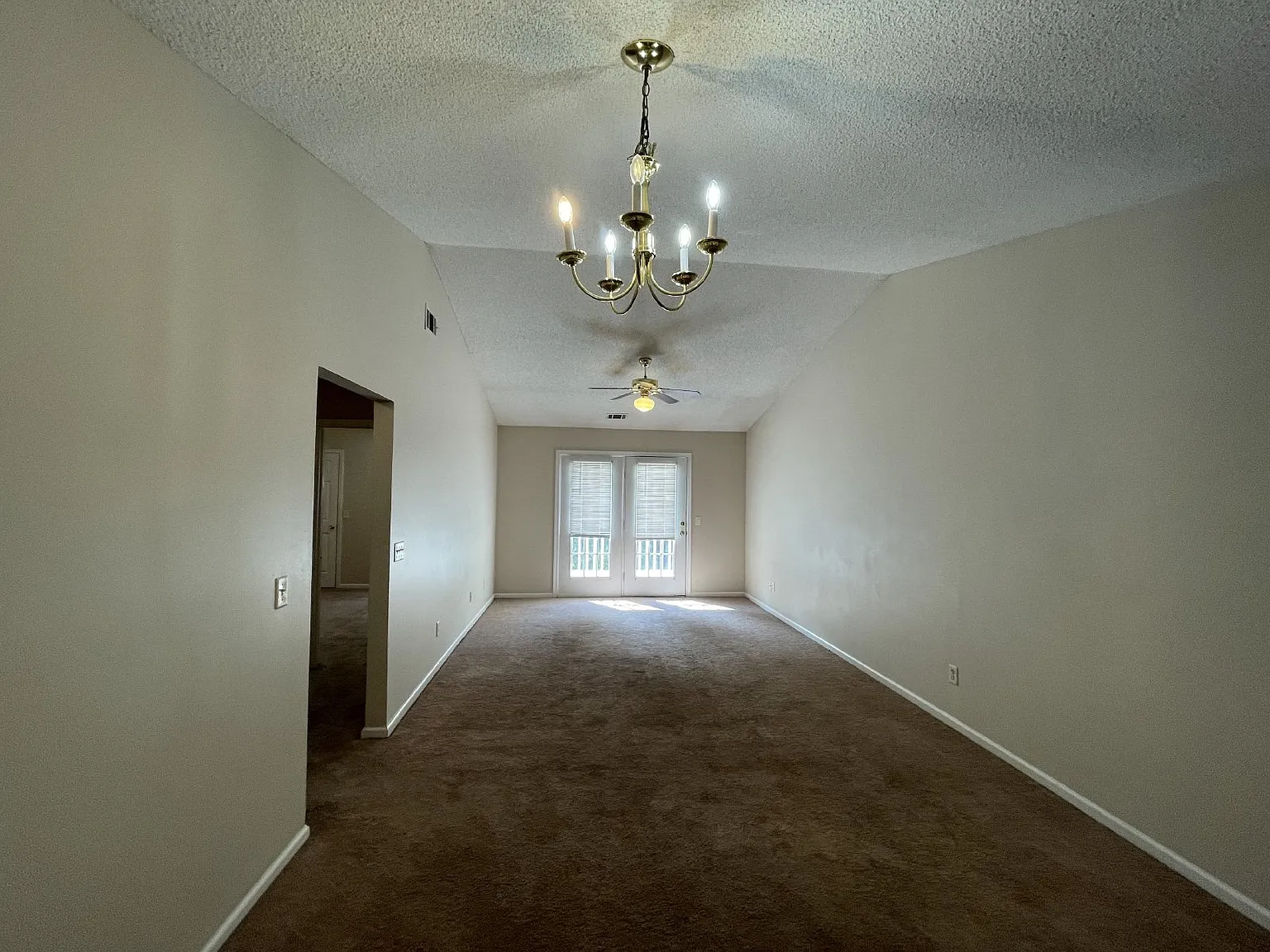 2 bed, 2.0 bath, 985 sqft, $1,200 — Photo 4