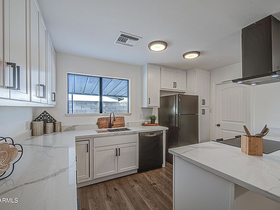 3rd image of 6002 W CATALINA Drive