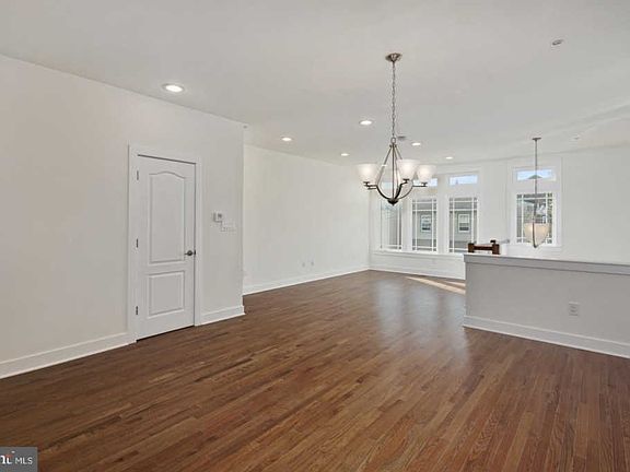 3rd image of 4637 Salmon St