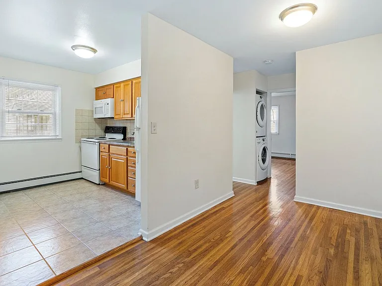 Newtonian Garden Apartments — Photo 18