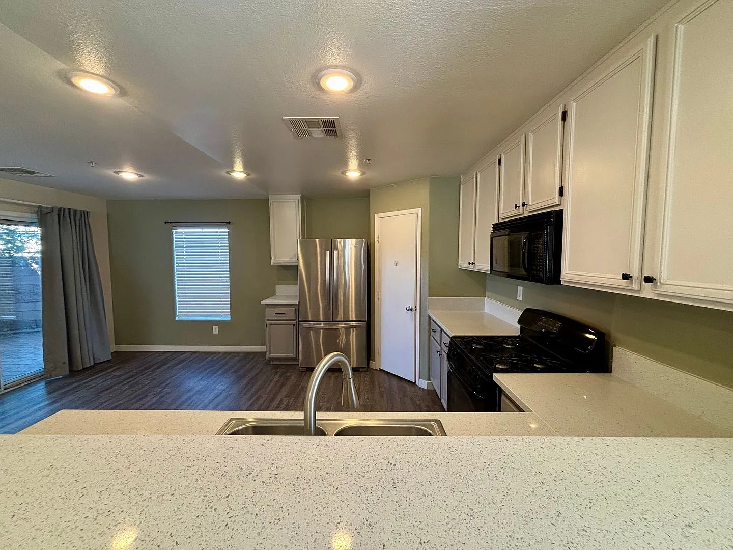 Spacious 3 Bedroom Home in Gated Community! — Photo 3