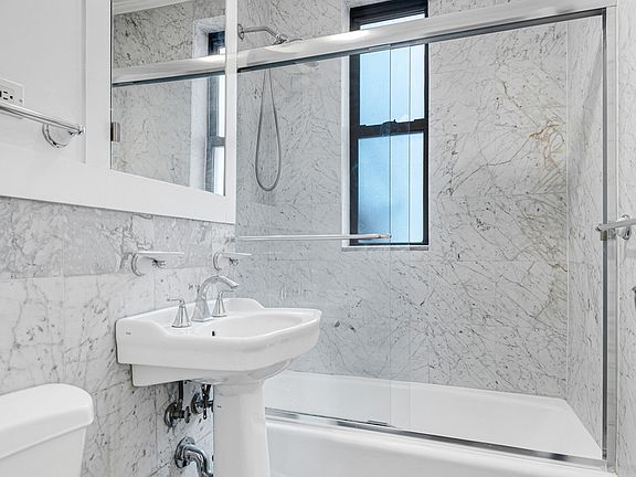 5th image of 162 W 56th St APT 902