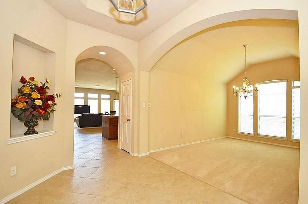 4 bed, 2.0 bath, 2347 sqft, $2,250 — Photo 3