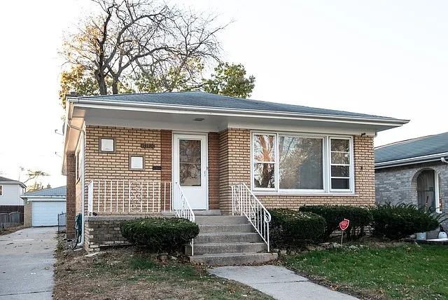 15130 Madison Ave photo 1