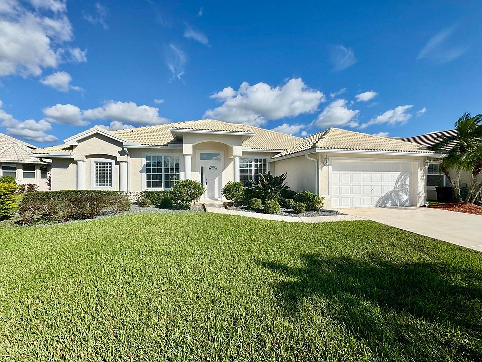 1st image of 467 SW Rosewood Cove