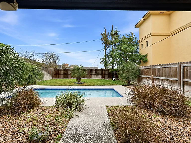 1809 Pease St — Photo 17