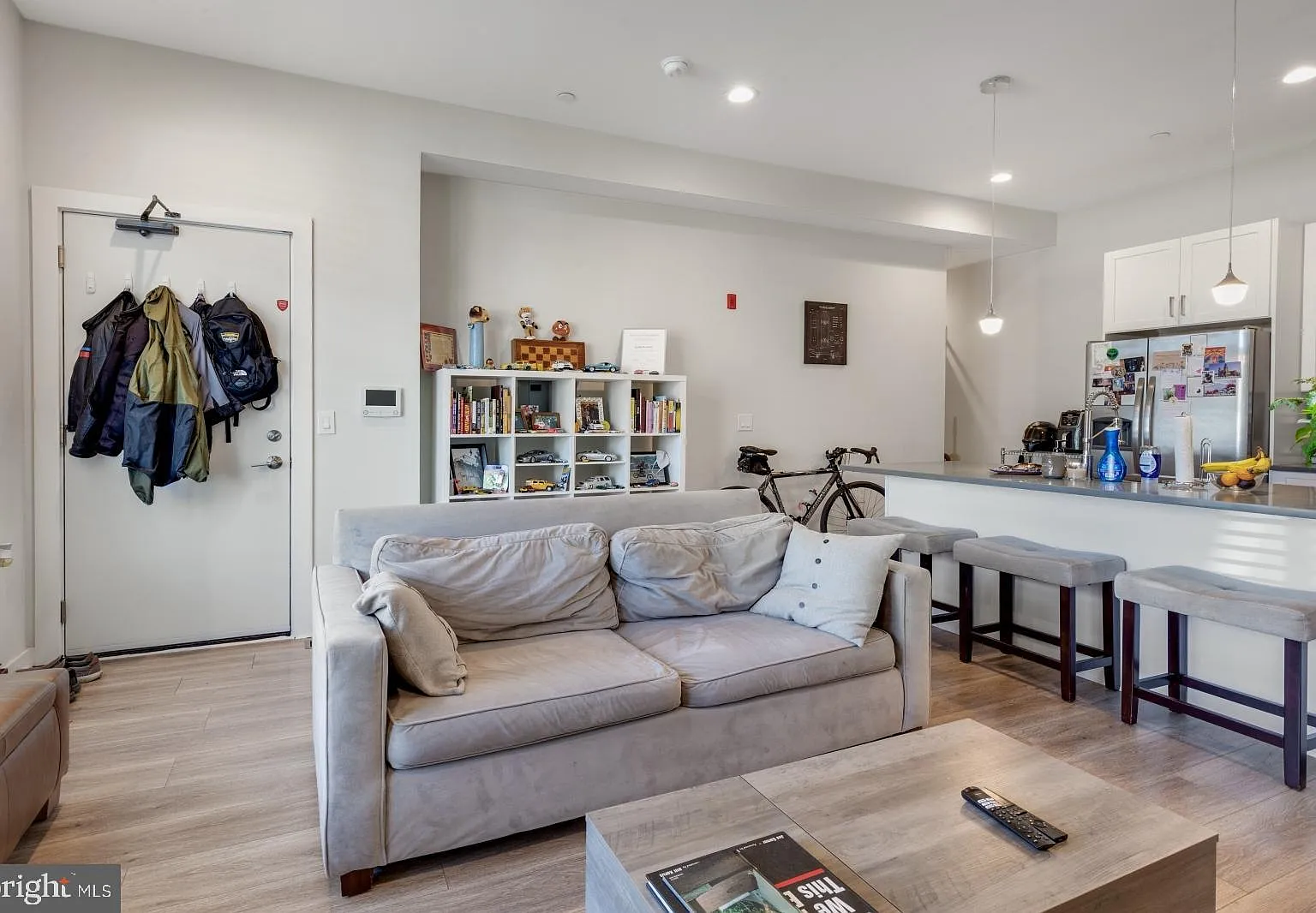 1 bed, 985 sqft, $1,645 — Photo 2