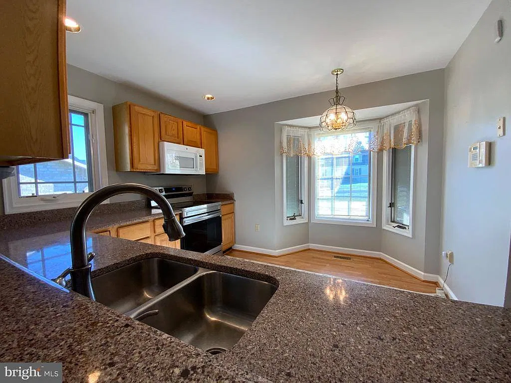 3 bed, 1726 sqft, $2,275 — Photo 4
