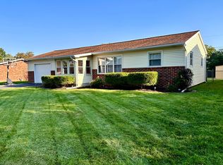 824 Birchwood Ave, Flora, IL 62839