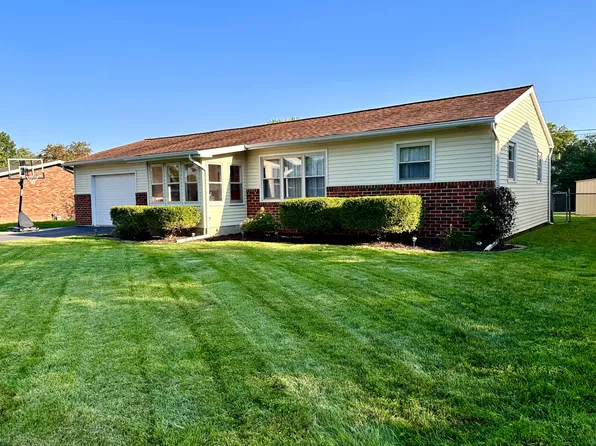 824 Birchwood Ave, Flora, IL 62839