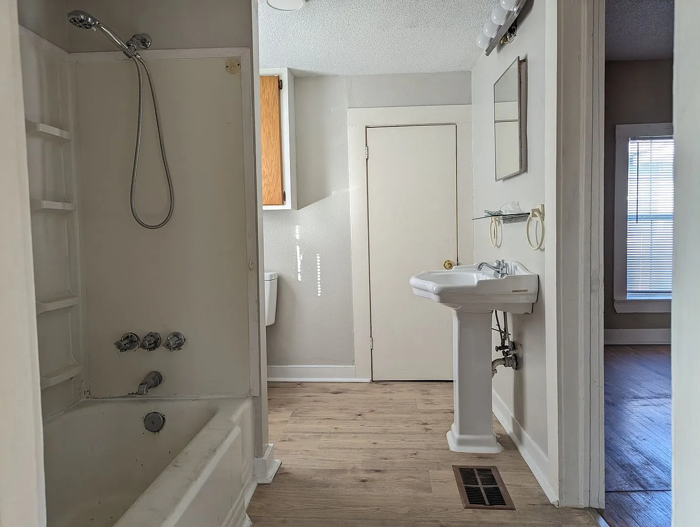The Cutest 1 Bedroom on TX Side - Coming Soon! — Photo 4