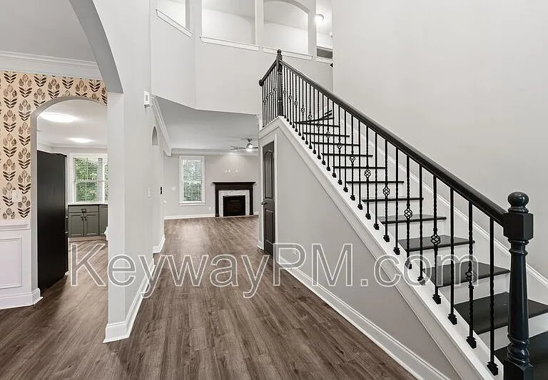 336 Amersham Way — Photo 2