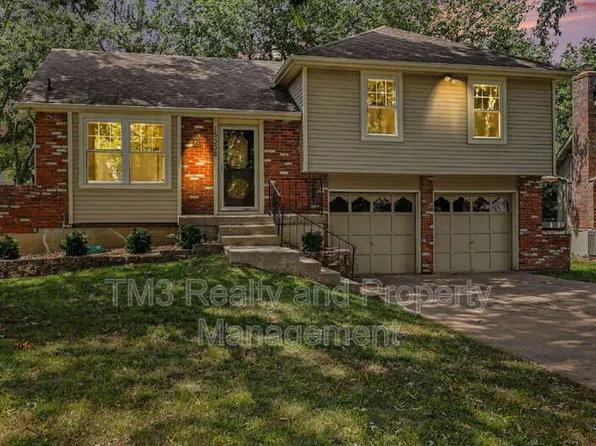 15338 S Summertree Ln, Olathe, KS 66062