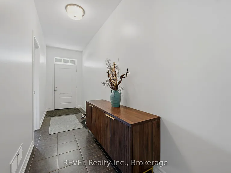 39 Pierpoint Dr — Photo 4
