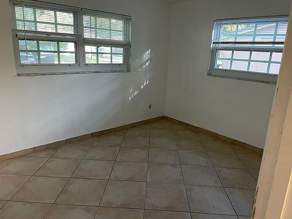 4th image of 4661 SW 25th Ave