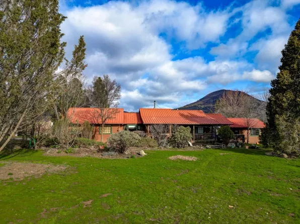 4033 Upland Rd, Montague, CA 96064